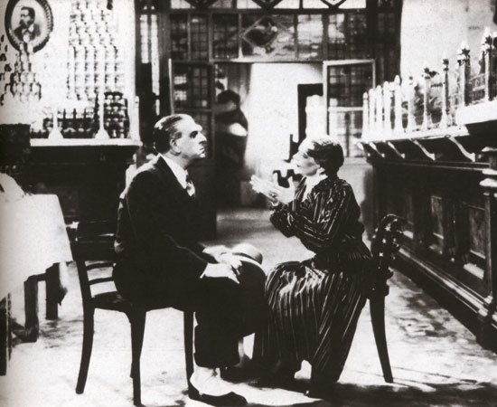 Una scena del film “Felicita e Colombo” filmata nel negozio Peck nel 1937